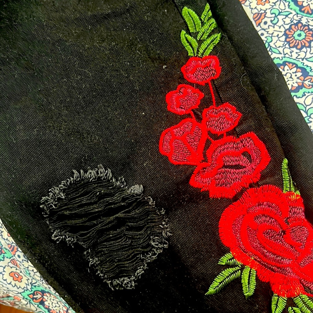 Young And Reckless Black Jeans Size 29 Embroidered Red Roses Distressed Y&R